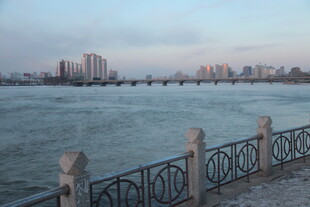 江边护栏旁的城市远景