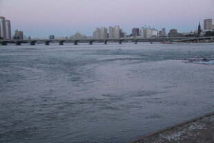 河畔桥梁与城市天际线