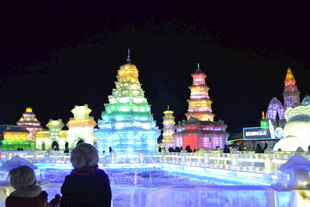 梦幻冰雕夜景吸引游客