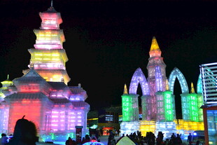 冰雕夜景 绚丽多彩的艺术