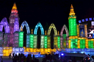 梦幻冰雕夜景璀璨夺目