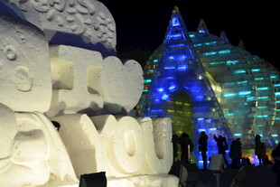 梦幻冰雪夜景与欢乐人群