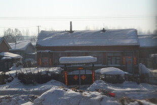 冬日雪覆乡村房屋景象