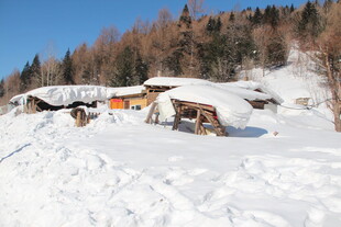 雪覆山村小屋美景