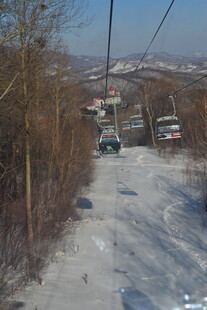 冬日雪地上的缆车景象