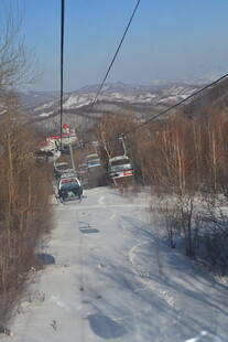 冬日山间的索道缆车景象