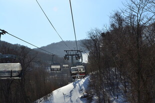 山间雪道上的缆车景观