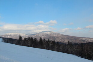 冬日雪岭山林美景