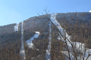 冬日山间冰雪覆盖的景象