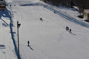 雪场滑雪者的动感瞬间