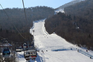 雪场缆车穿梭于皑皑白雪间