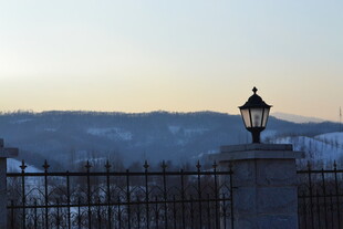 黄昏下的铁艺栏杆与灯