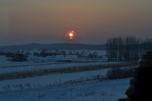冬日雪野上的落日美景