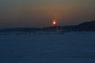 夕阳下的冰雪覆盖场景