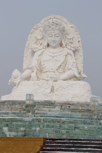 巨大白色冰雪佛像雕塑