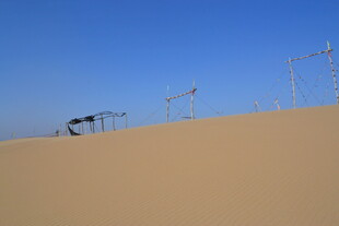 沙漠中的输电设施