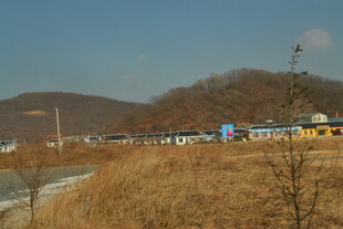 冬日郊野铁路沿线风景