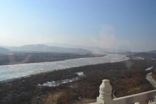 俯瞰冬日壮丽山河景色