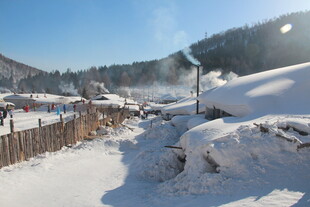 冬日雪覆乡村景致