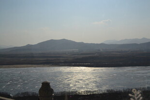 夕阳下的河畔与远山