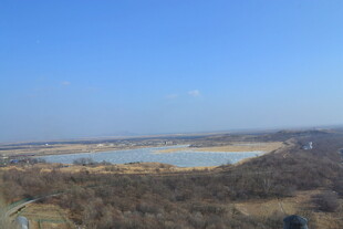 俯瞰开阔水域与周边地貌