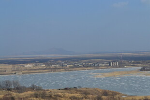 广阔水域与远处景致