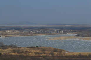 广阔水域边的平原风光