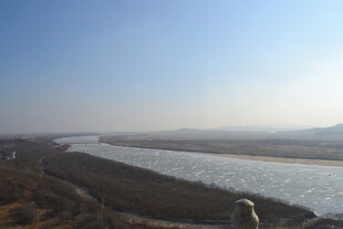 宽阔河流与两岸风景