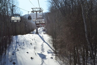 雪坡缆车下的滑雪场景