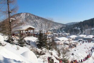 冬日雪景中的热闹度假小镇