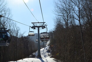 雪坡上的缆车景观