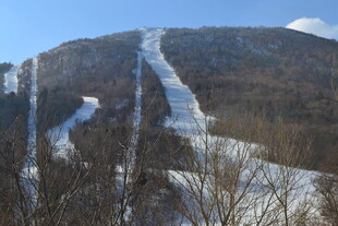 冬日雪山滑雪道风景