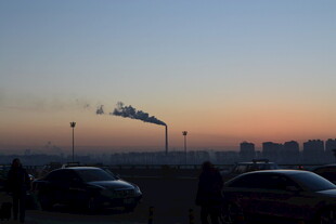 黄昏下的城市与空中飞机