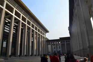 古典建筑前的行人景观