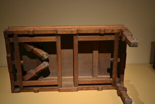 古旧木质框架结构物件