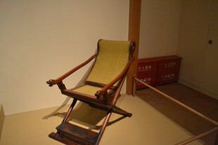 复古摇椅置于温馨室内角落