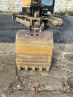 挖掘机前端的黄色铲斗