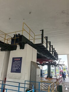 工厂内的大型机械设备