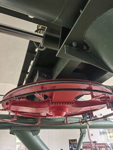 红色工业滑轮特写