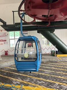 蓝色观光缆车