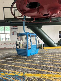 蓝色缆车悬挂于设施之下