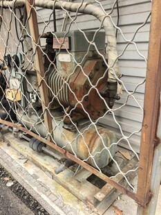 老旧金属围栏内的机械设备