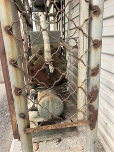 老旧金属围栏内的机械部件