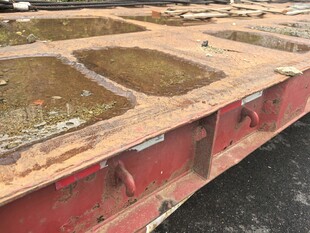 生锈破损的红色金属结构