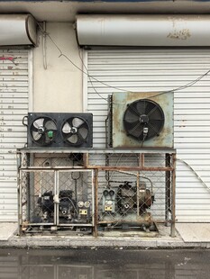 老旧空调外机置于墙边