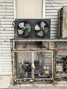 室外老旧空调外机设备