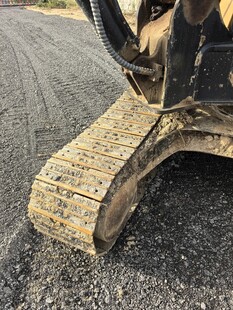 履带式挖掘机履带特写