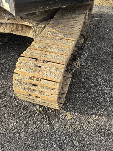 履带式机械的履带特写