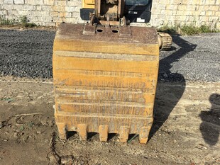 黄色挖掘机铲斗特写