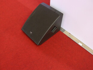 黑色音箱置于红色地毯